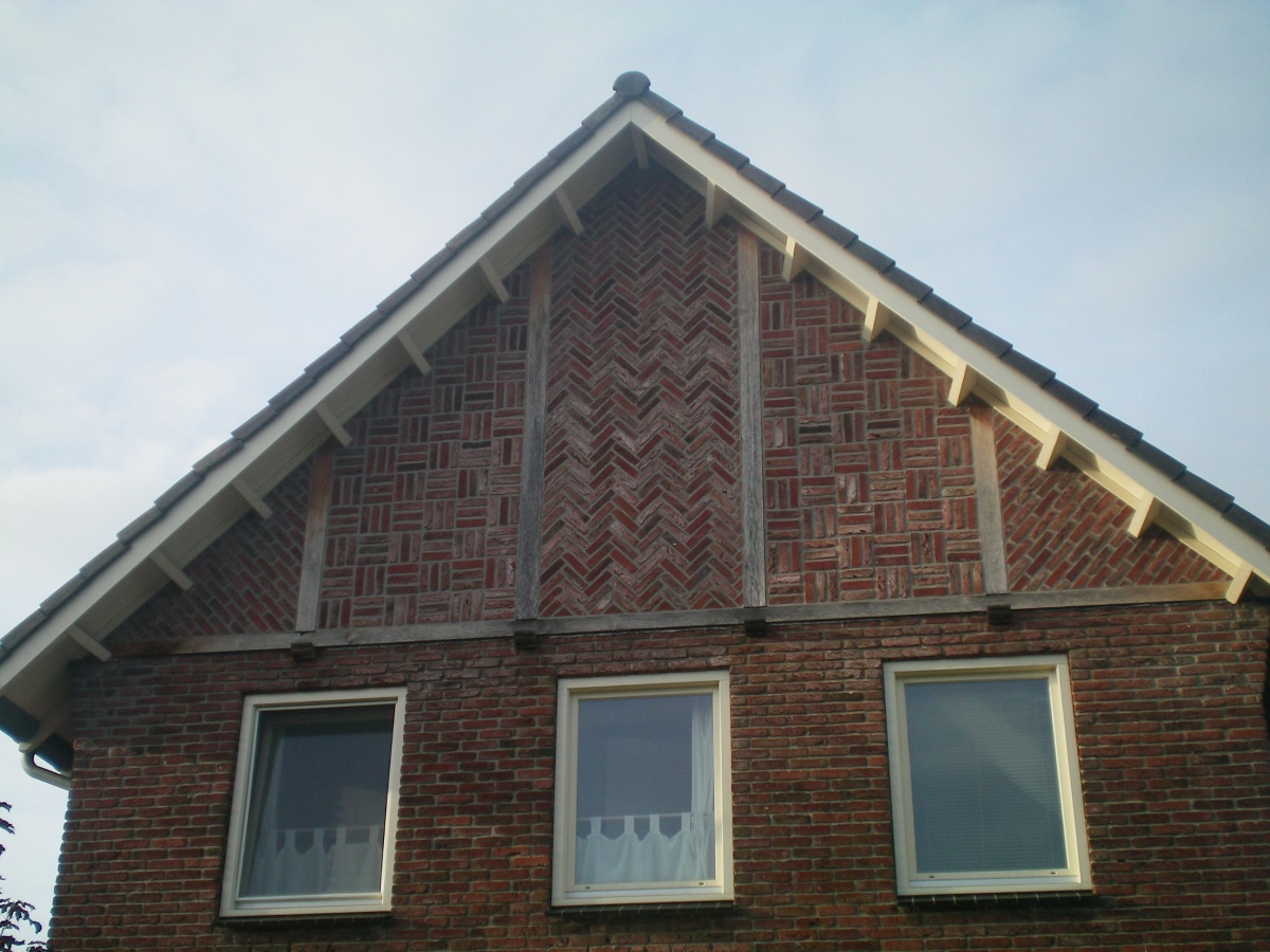 Karakteristieke gemetselde gevel met siermetselwerk